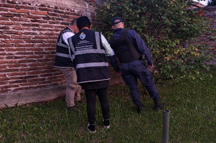 Policía con funcionarios de Salud Pública