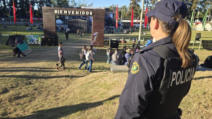 Policía en operativo de seguridad observan al ruedo