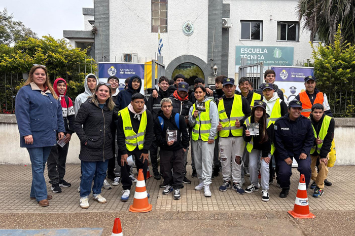 Policías Comunitarios alumnos y docentes frente a UTU
