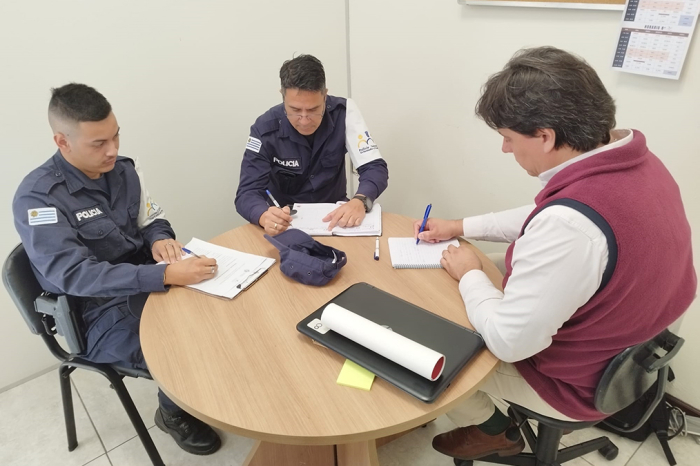 Policías Comunitarios con Director de Liceo Tacuabe