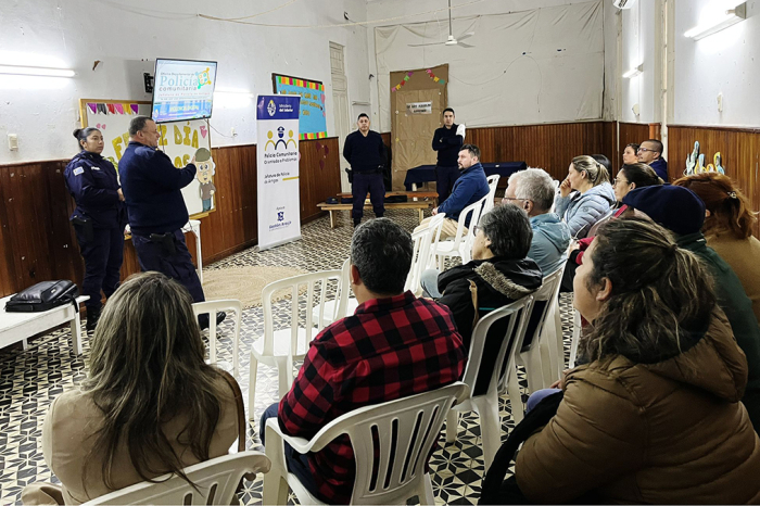 Policías Comunitarios con padres de alumnos del Colegio Juan Pablo II Policías Comunitarios con padres de alumnos del Colegio Juan Pablo II