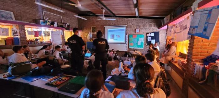 Policias comunitarios en charla sobre redes sociales en liceos