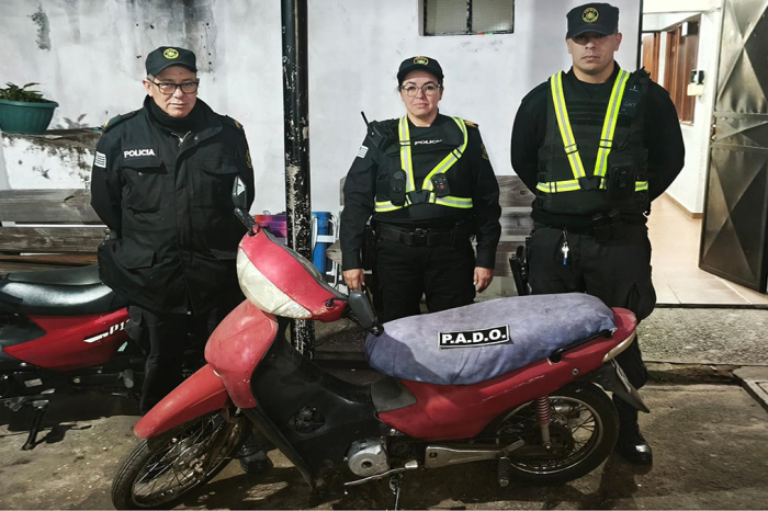 Policías con moto hurtada recuperada Policías con moto hurtada recuperada
