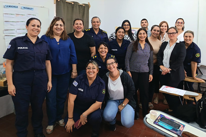 Policías femeninas y Licenciados en Psicología que participaron del taller.