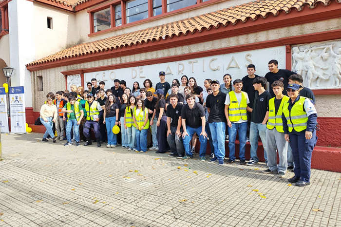 Grupo de personas posando para la foto