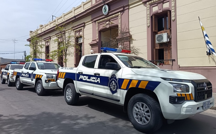 Móvil estacionado frente a Jefatura de Policía Florida por recambio de flota vehicular