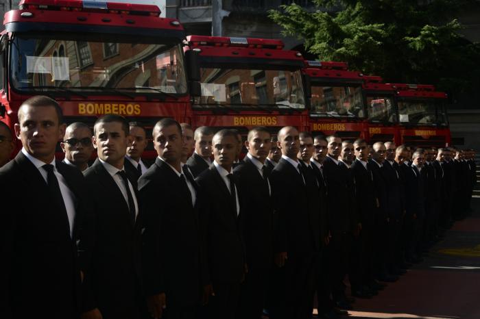 Alumnos formados Alumnos formados en la plaza de armas de Cuartel Centenario de Bomberos
