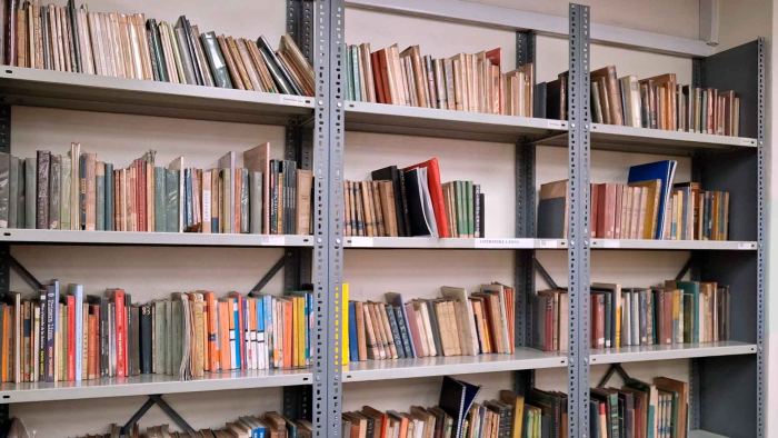 Estantería con libros de la Biblioteca del Ministerio del Interior Estantería con libros de la Biblioteca del Ministerio del Interior