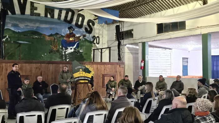 Reunión de la Guardia Republicana con la comunidad de Capilla de Cella y localidades vecinas