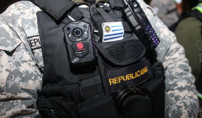 Primer plano de chaleco de Guardia Republicana con cámara corporal y parche de Uruguay.