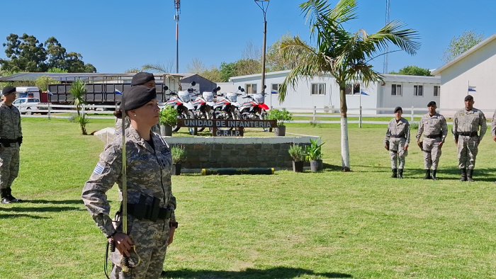 Jefa de curso Teniente Virginia Lindiman y formación de policías Jefa de curso Teniente Virginia Lindiman y formación de policías