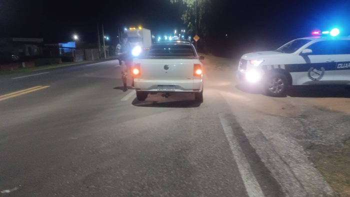 Camioneta blanca detenida con policía de la Guardia Republicana haciendo control