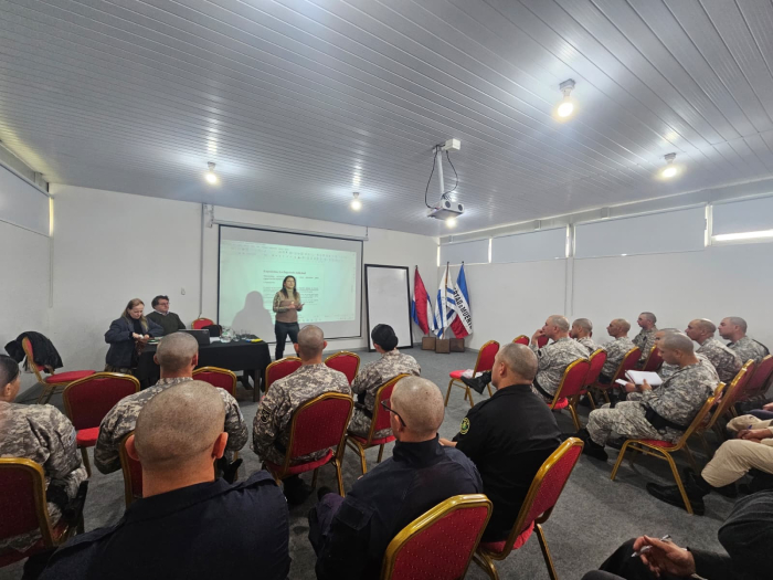 Capacitación de Fiscalia a personal del CRIP Participantes de la capacitación de espaldas, mientras la fiscal expone con apoyo en proyector