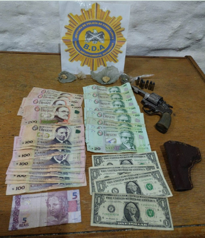 Dinero, revólver, municiones, piedra de clorhidrato de cocaína y cogollos de marihuana.