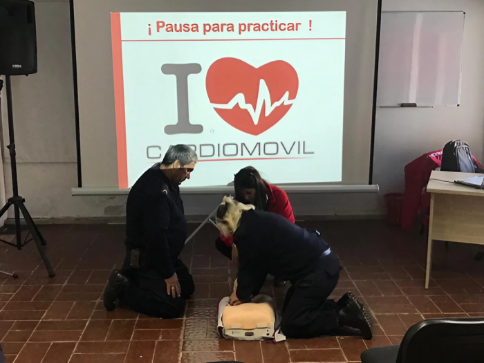Instrucción a Policías de práctica de RCP a un maniqui