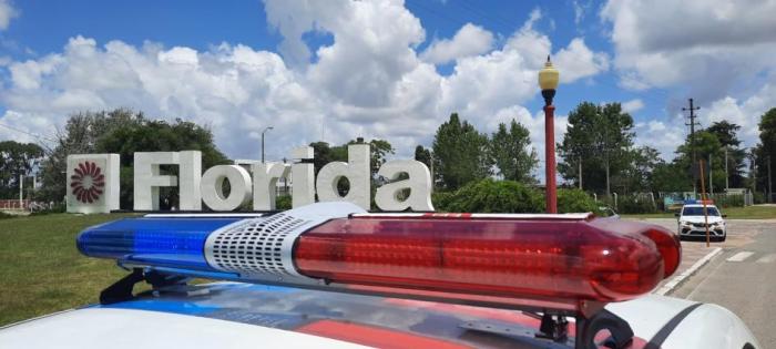 Barral de móvil policial y cartel de la ciudad de florida