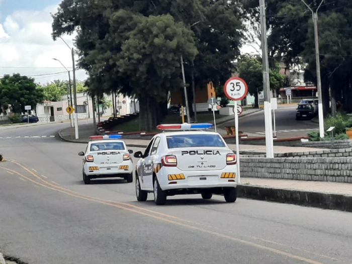 Móvil policial patrullando