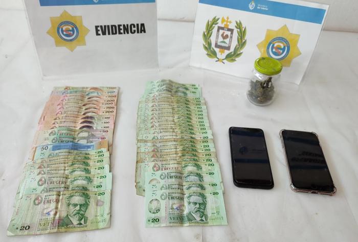 Se incautó sustancia vegetal, dinero y celulares a un hombre y una mujer en San José de Mayo Se incautó sustancia vegetal, dinero y celulares a un hombre y una mujer en San José de Mayo