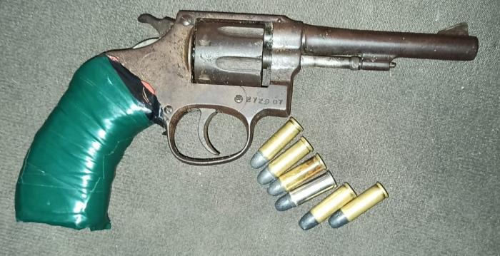 arma incautada y cartuchos
