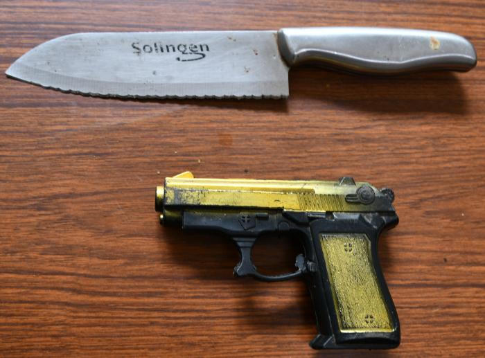 Arma de fuego de juguete y cuchillo incautado por personal policial. Arma de fuego de juguete y cuchillo incautado por personal policial.