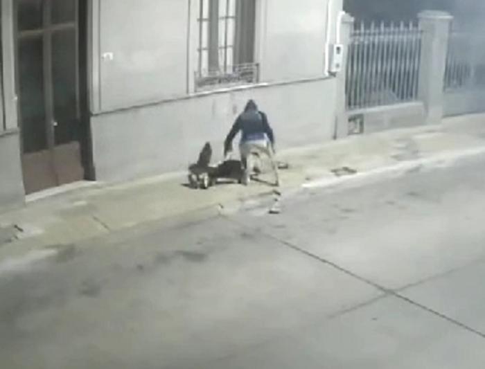 Rapiña a transeúnte ataque en el pavimento Rapiña a transeúnte ataque en el pavimento