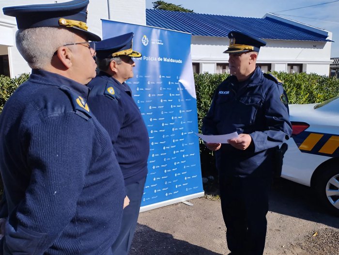 Policía recibiendo reconocimiento entregado por Jefe y Sub Jefe de la Jefatura de Maldonado