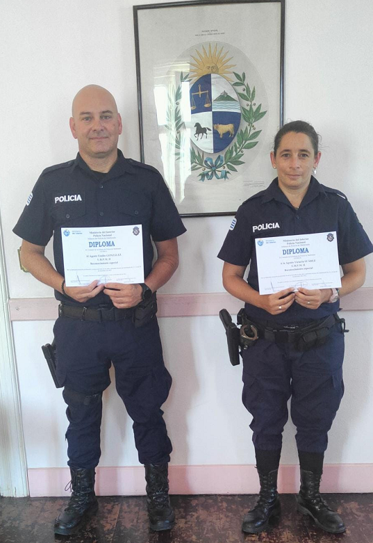 Policías salvan la vida de una niña de dos años