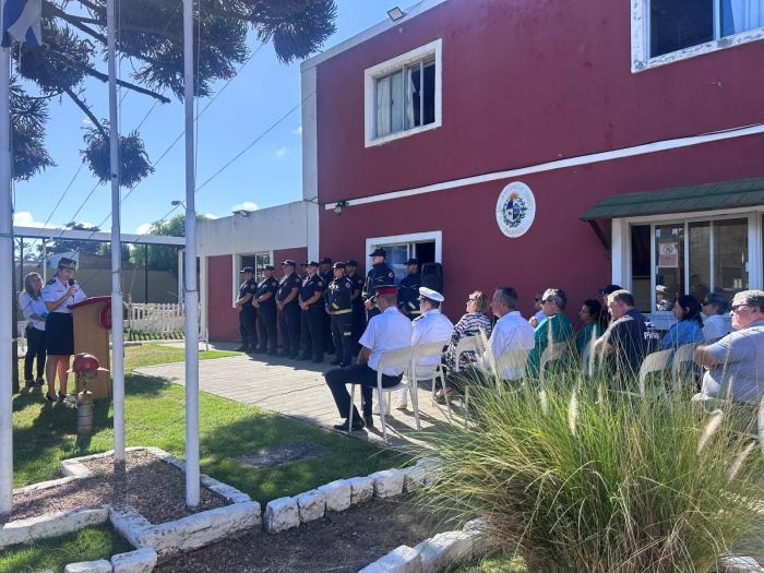Jefe saliente en acto de relevo.