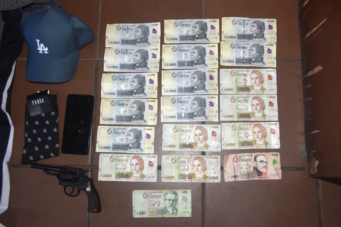 Revólver Taurus 32 dinero en efectivo y prendas de vestir