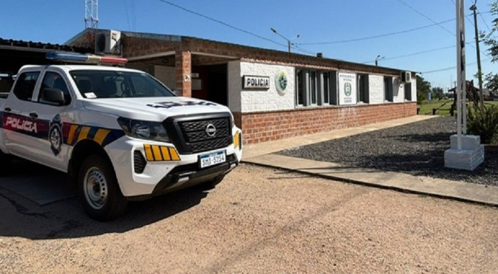 Fachada y móvil de seccional sexta