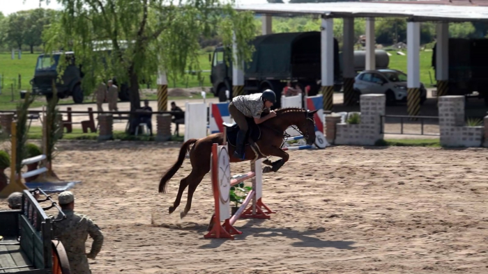 Binomio saltando obstáculo en Derby