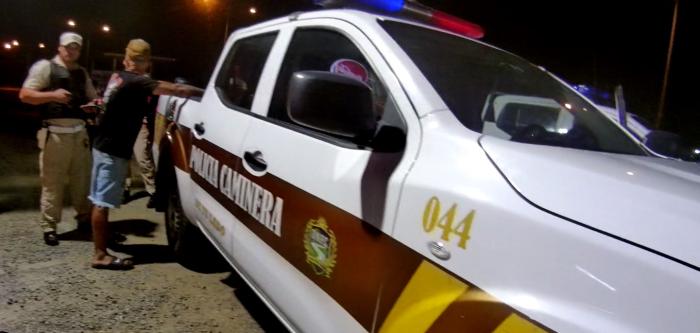 Funcionario de Policía Caminera realizando la detención del delincuente