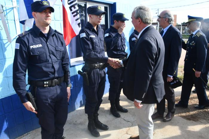 Saludo por parte del Ministro del interior a policías Ministro del Interior saludando a policías