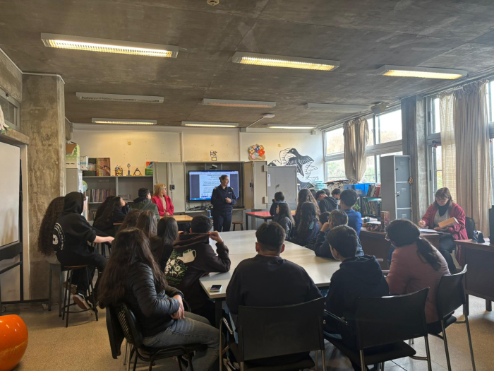 Alumnos de octavo grado Alumnos presenciando charla de psicologas