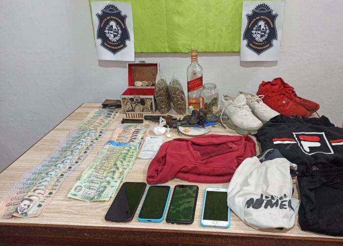 Dinero, arma, municiones, prendas Dinero, arma, municiones, prendas