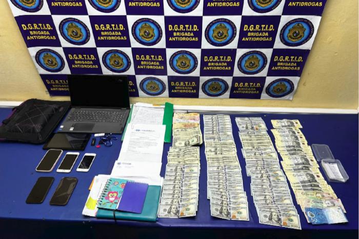 Dinero y dispositivos electrónicos incautados
