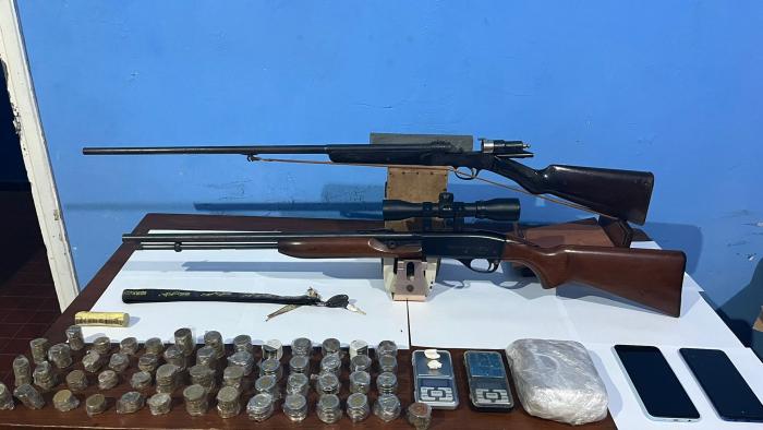 Armas largas, pasta base y dinero incautados.