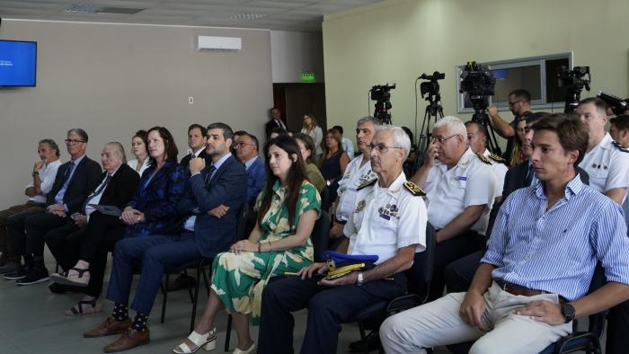 Ministro del Interior junto a la Embajadora de los Estados Unidos, acompañados por otras autoridades