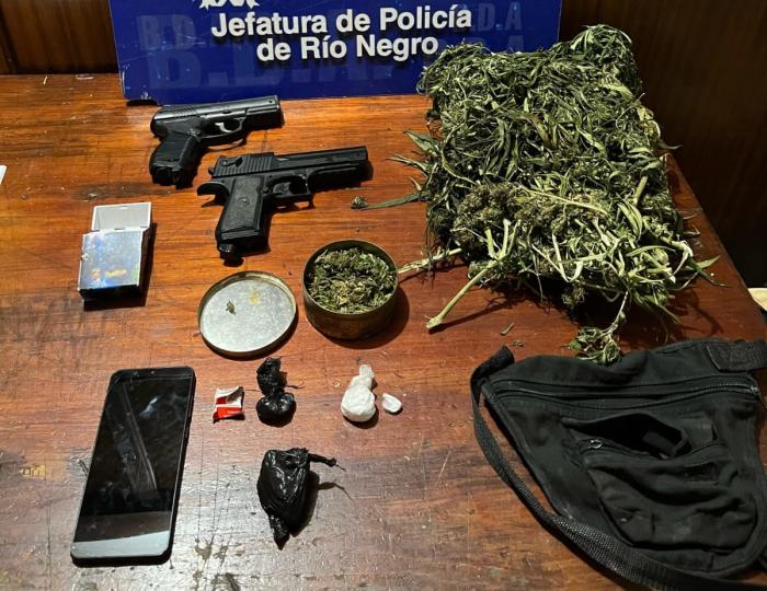 Armas, drogas y otros objetos incautados. Armas, drogas y otros objetos incautados.