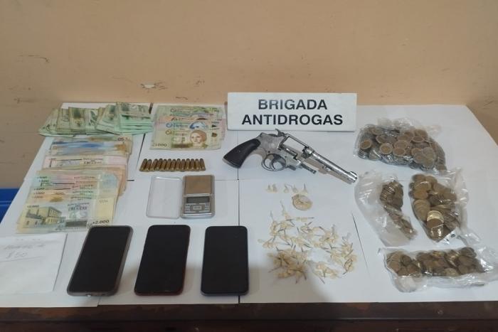 Droga, un arma y dinero incautados junto a otros objetos Droga, un arma y dinero incautados junto a otros objetos