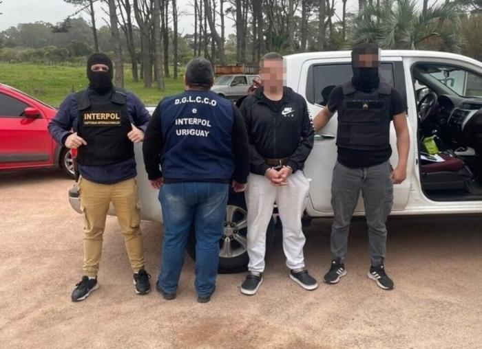 Efectivos de Interpol y detenido Efectivos de Interpol y detenido