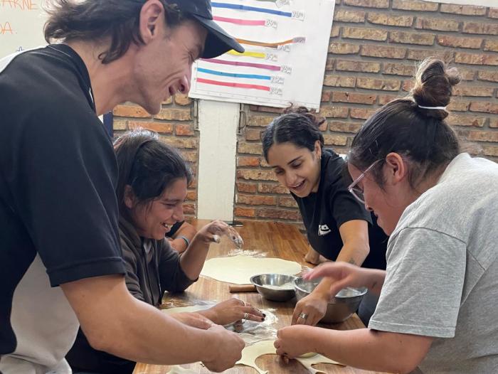 Parte de las familias haciendo empanadas. Parte de las familias haciendo empanadas.