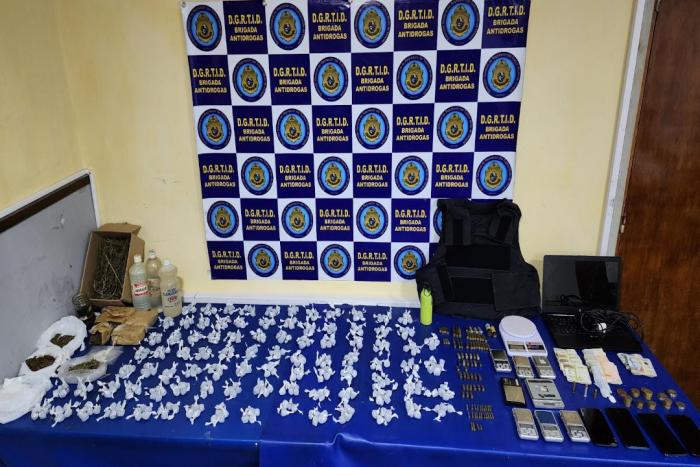 Droga, municiones y chaleco antibalas incautados