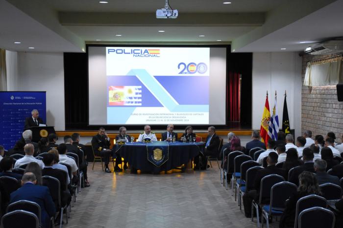 Autoridades y participantes de la apertura del curso. Autoridades y participantes de la apertura del curso.