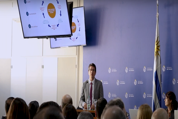 Dr. Antoine Perret exponiendo