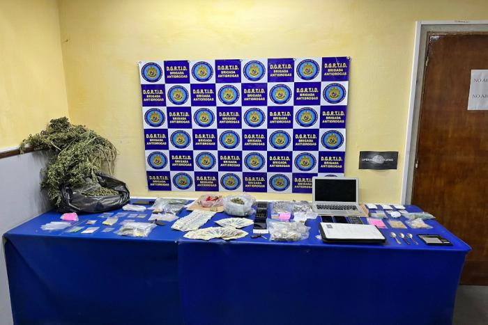 Droga, municiones, dinero y otros objetos incautados