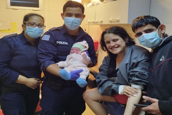 Policías que atendieron el parto junto a la familia asistida