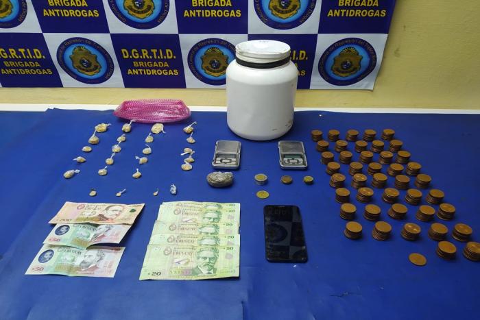 Droga, dinero y otros objetos incautados Droga, dinero y otros objetos incautados