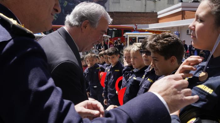 Ministro del Interior entregando medallas a los "Bomberos júnior".