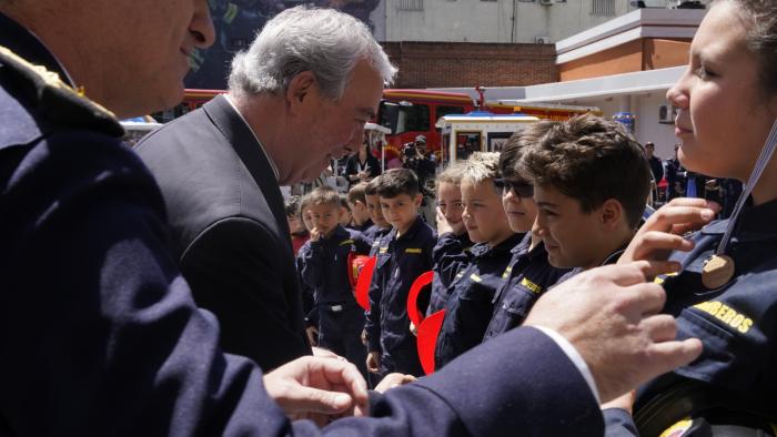 Ministro del Interior entregando medallas a los "Bomberos júnior". Ministro del Interior entregando medallas a los "Bomberos júnior".